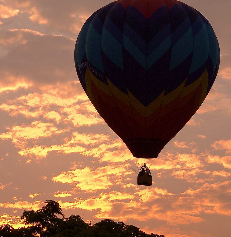 What altitude do the balloons typically reach during the safari?