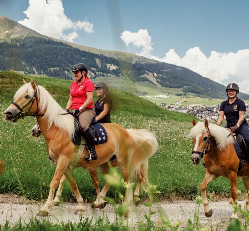 Are horseback safari guides fluent in multiple languages in Maasai Mara?