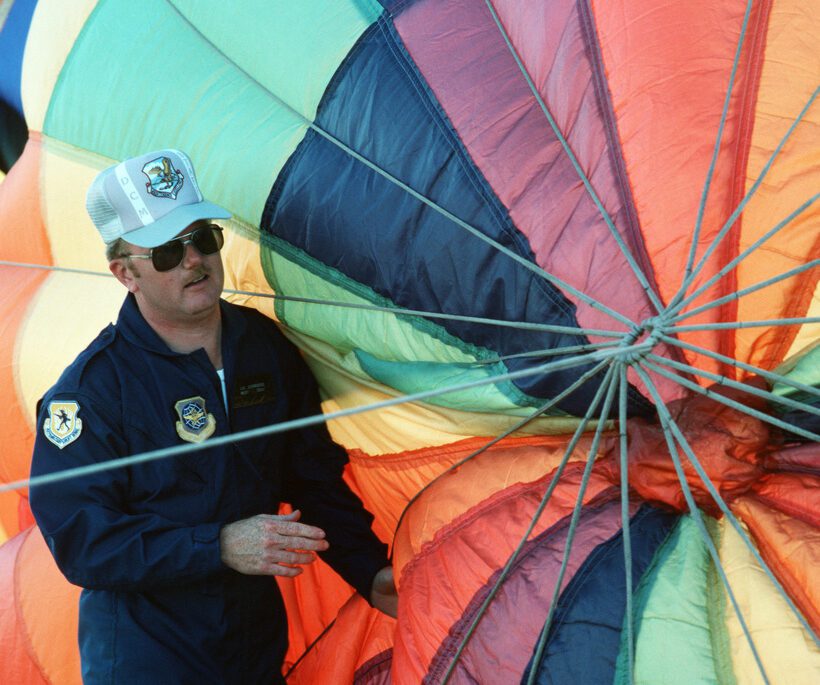 What type of balloon maintenance and safety checks are conducted before each flight in Maasai Mara?