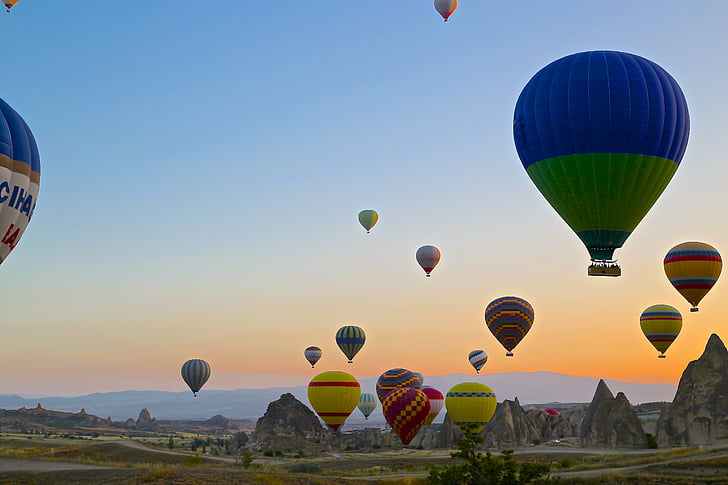 How do the winds affect the direction of the balloon safari in Maasai Mara?