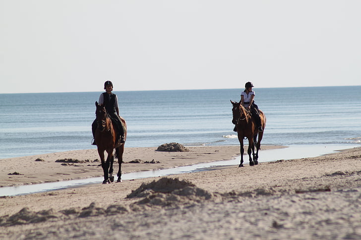 Are horseback safaris suitable for travelers with allergies in Maasai Mara?